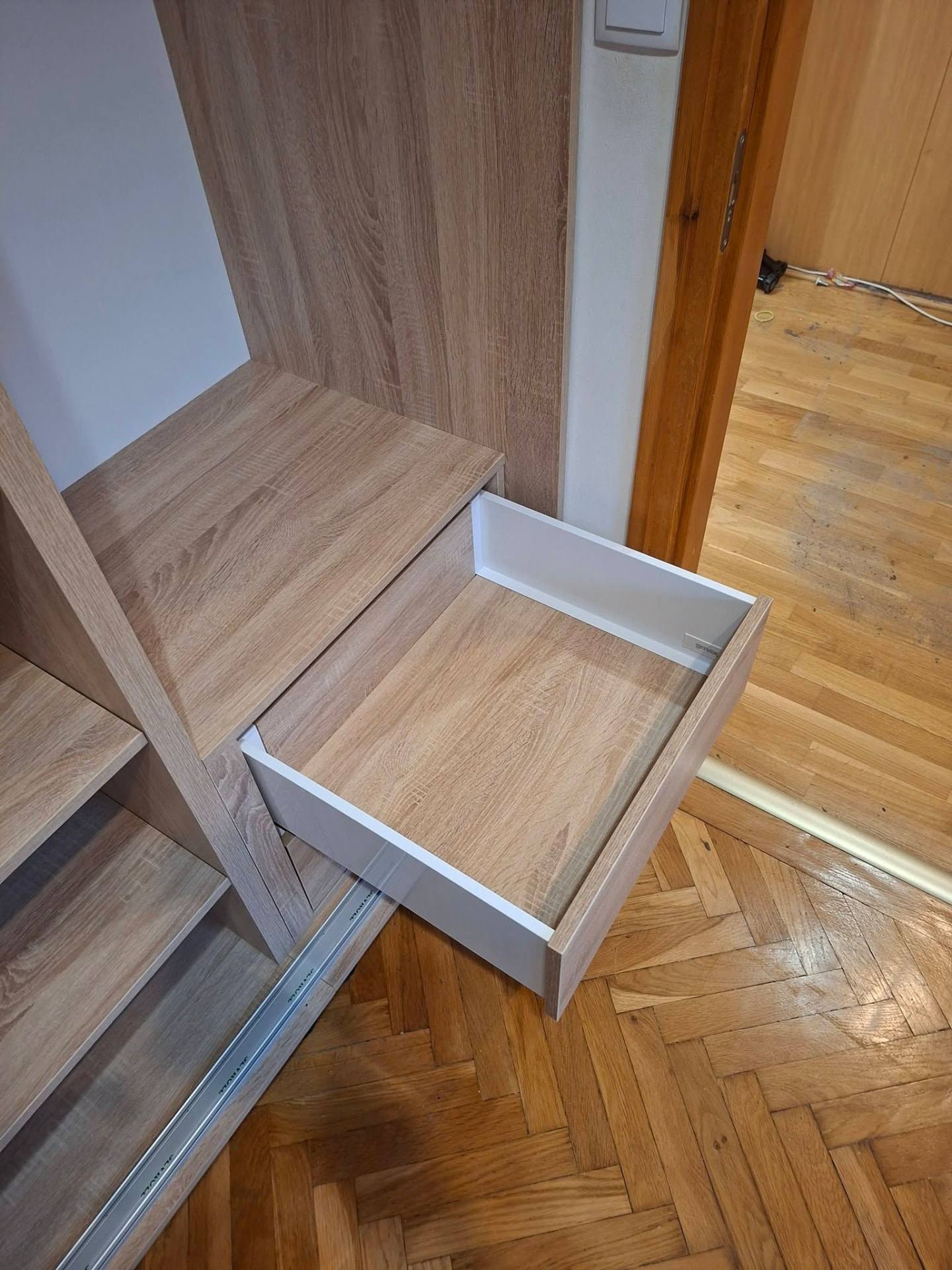 Gardrób tükörrel és írópulttal – 2. saját fotó
