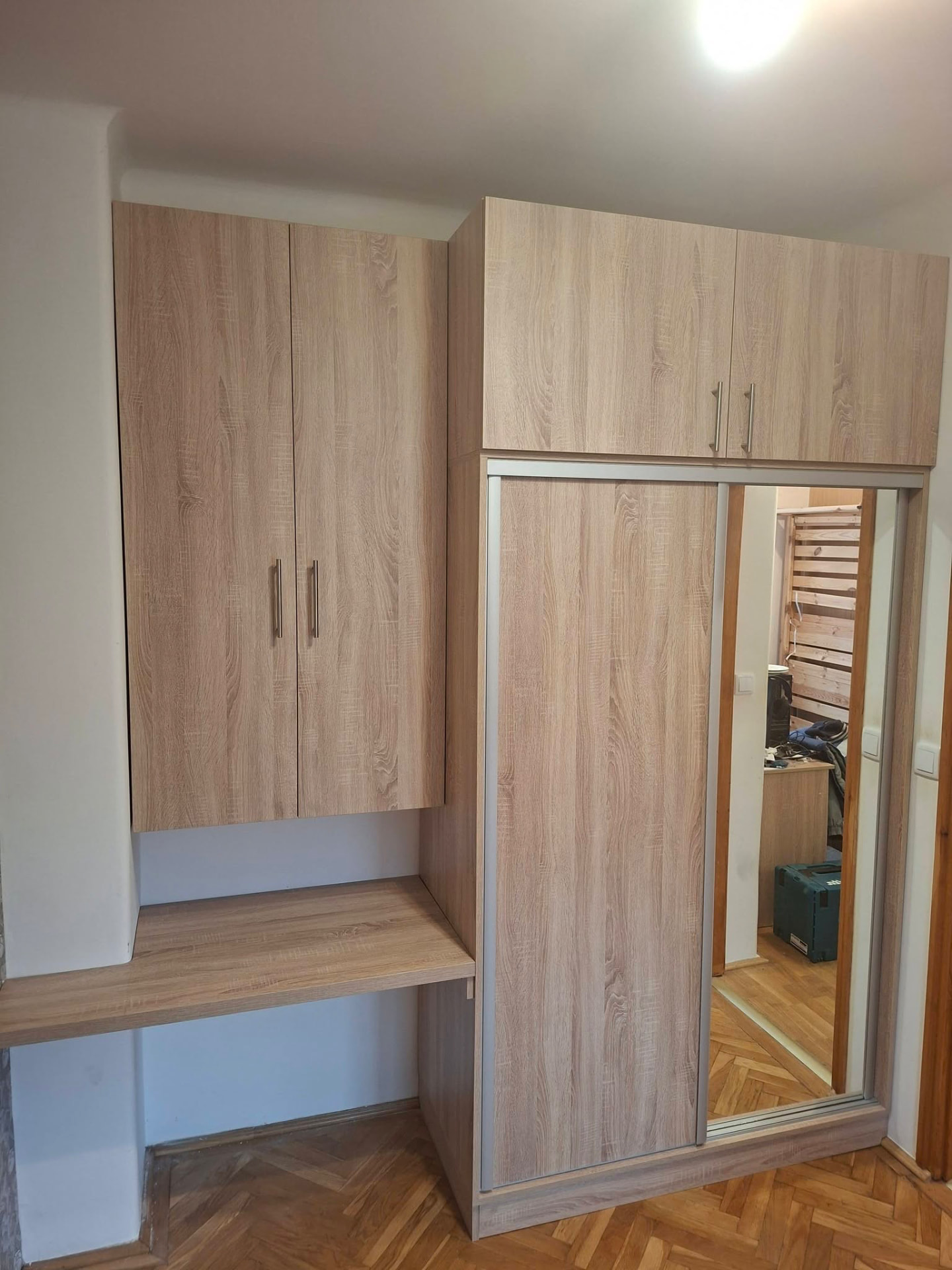 Gardrób tükörrel és írópulttal – 3. saját fotó