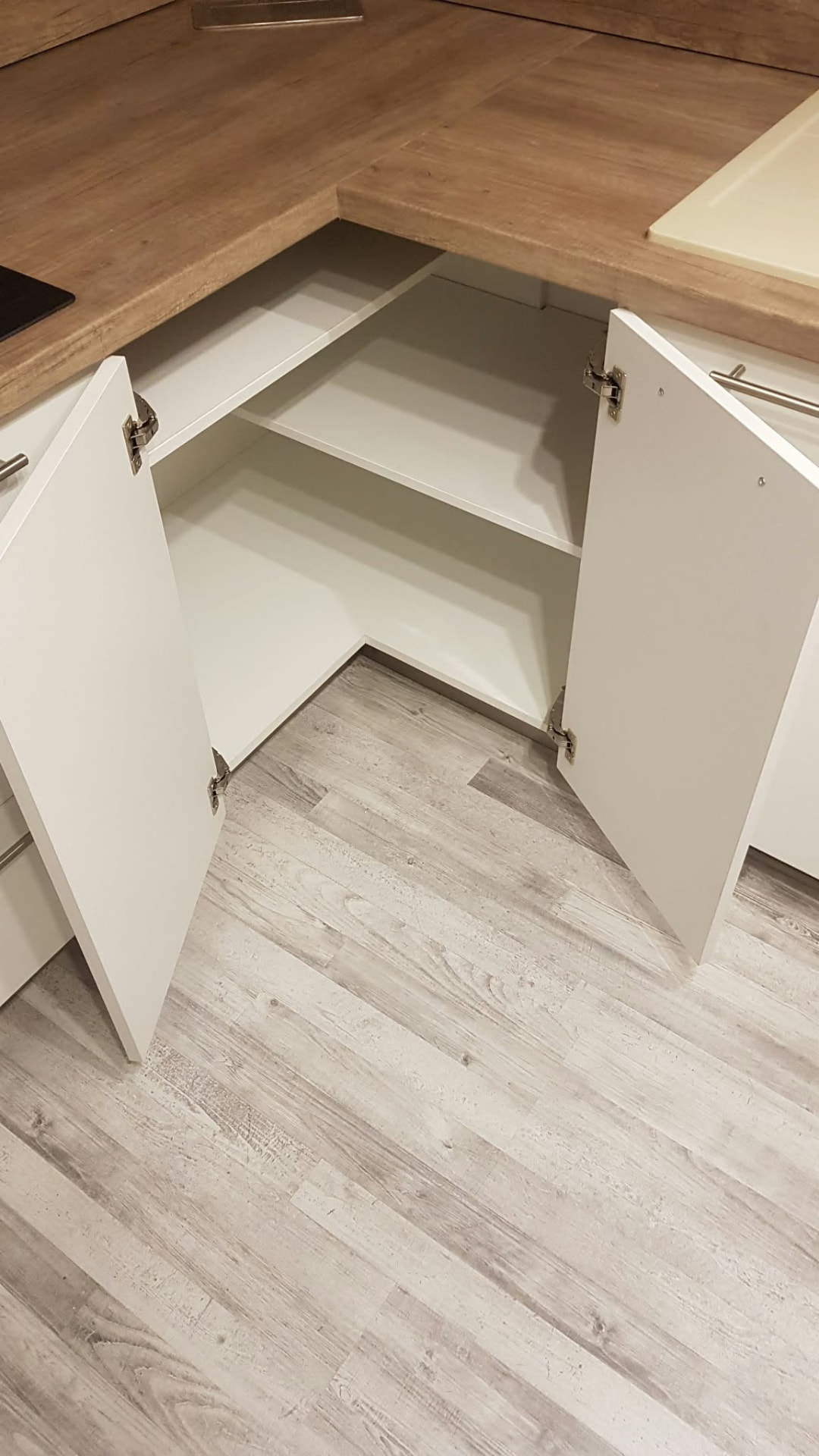 Fehér konyha külön pulttal – 2. saját fotó